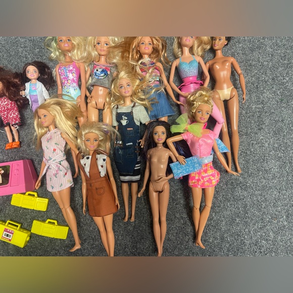 Mattel Fashion Doll Set with Blonde and Brunette Hair - Picture 4 of 4